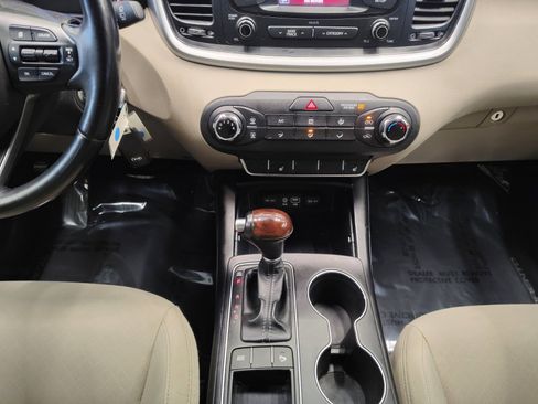 Used 2016 Kia Sorento LX w/ LX Convenience Package image 21