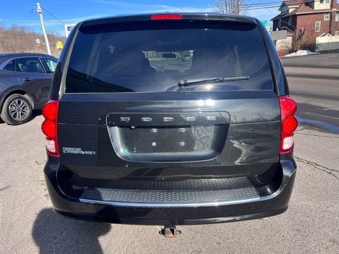Used 2018 Dodge Grand Caravan SE w/ UConnect Hands-Free Group image 6