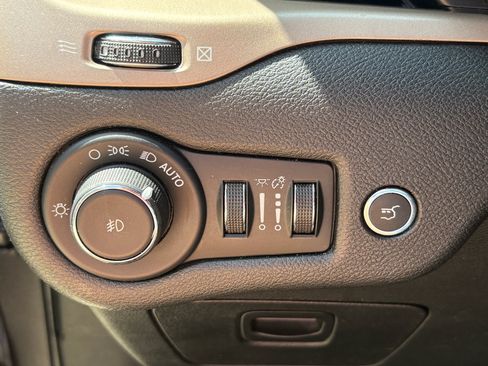 Used 2018 Jeep Cherokee Limited w/ Trailer Tow Group AWD/4WD image 12