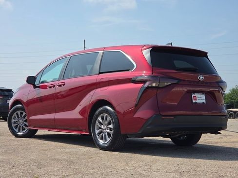 Used 2024 Toyota Sienna LE FWD image 21
