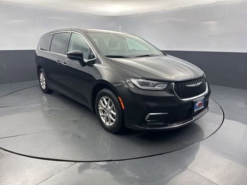 Used 2024 Chrysler Pacifica Touring-L image 11