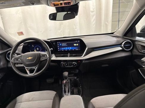 Used 2025 Chevrolet Trax LT w/ LT Convenience Package FWD image 14