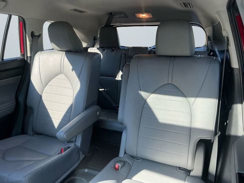 Used 2023 Toyota Highlander XLE FWD image 14