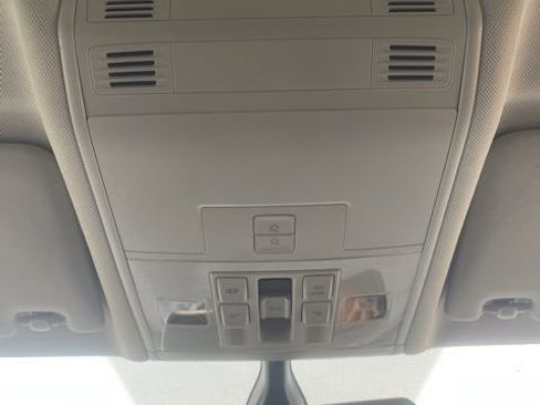 Used 2019 Volkswagen Tiguan SE w/ Panoramic Sunroof Package image 25