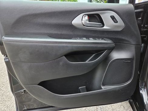 Used 2020 Chrysler Pacifica Touring-L Plus w/ Advanced Safetytec Group FWD image 14