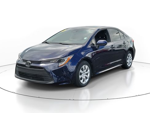Used 2023 Toyota Corolla LE image 2