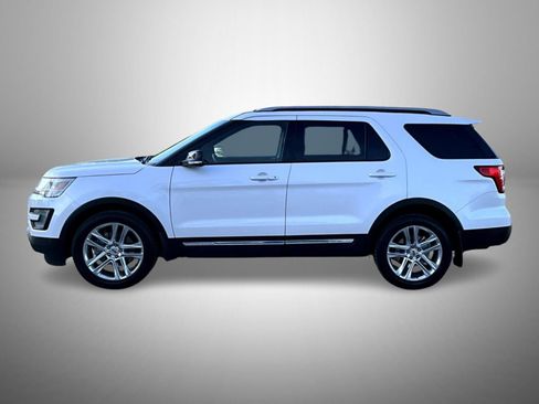 Used 2017 Ford Explorer XLT w/ Equipment Group 202A AWD/4WD image 8