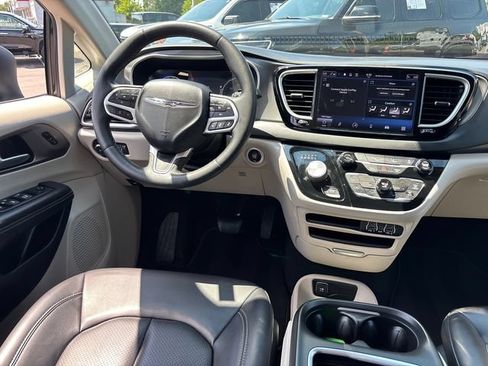 Used 2023 Chrysler Pacifica Touring-L FWD image 12