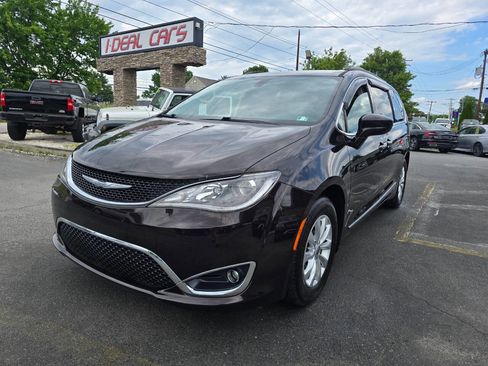 Used 2017 Chrysler Pacifica Touring-L FWD image 7
