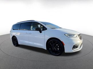 Used 2025 Chrysler Pacifica Limited video 2