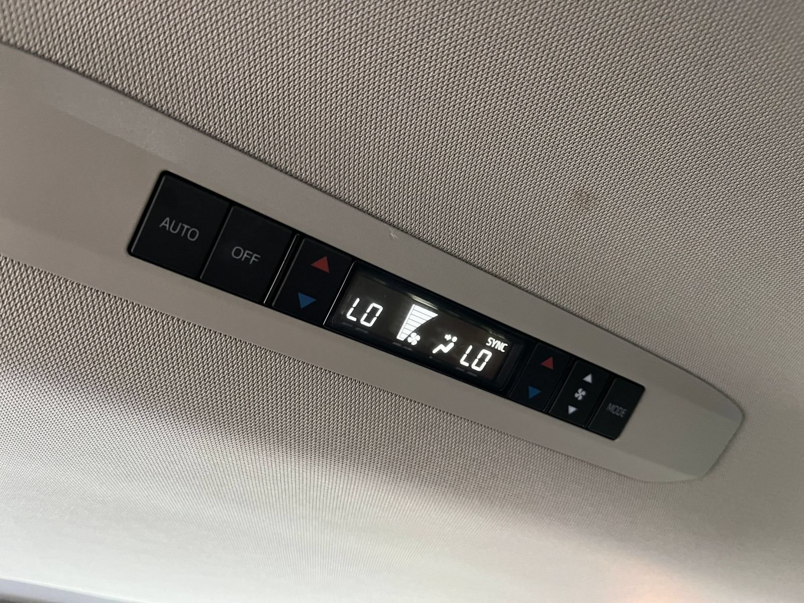Used 2025 Toyota Sienna XLE FWD image 24
