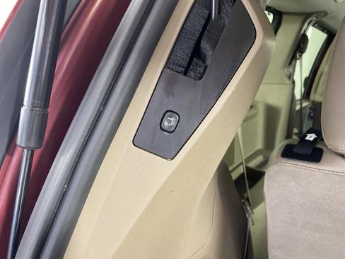 Used 2014 Chrysler Town & Country Touring FWD image 34
