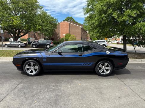 Used 2015 Dodge Challenger SXT RWD image 3