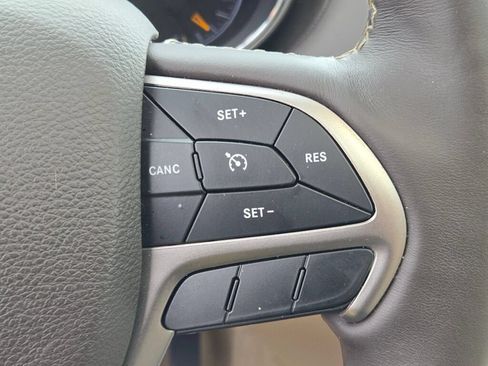 Used 2020 Jeep Grand Cherokee Overland AWD/4WD image 32