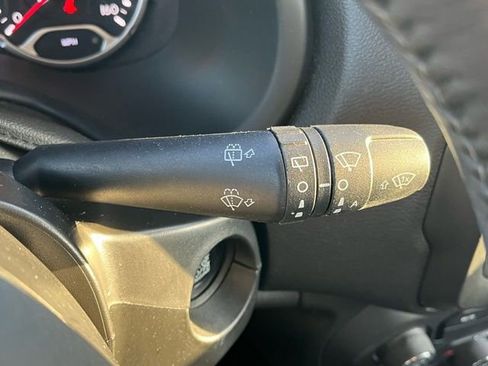 Used 2020 Jeep Renegade Latitude w/ Cold Weather Group image 40