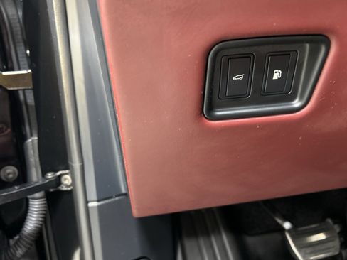 Used 2025 Land Rover Range Rover SE image 10