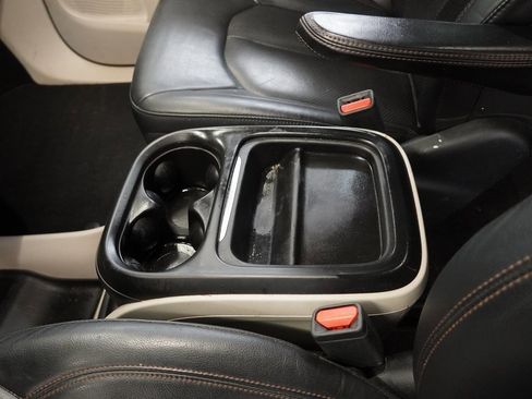 Used 2019 Chrysler Pacifica Touring-L image 22