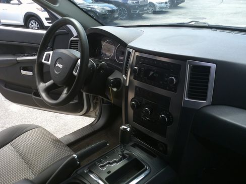 Used 2010 Jeep Grand Cherokee Laredo AWD/4WD image 15
