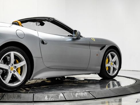 Used 2016 Ferrari California T image 19