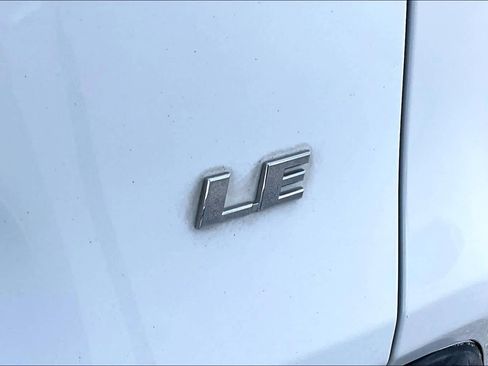Used 2021 Toyota RAV4 LE FWD image 10