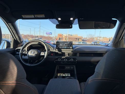 Used 2025 Honda Pilot Sport image 33