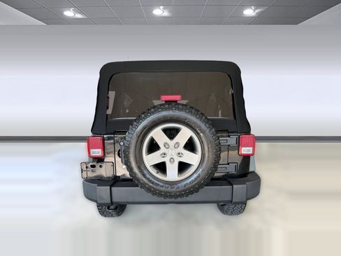 Used 2011 Jeep Wrangler Unlimited Rubicon w/ Connectivity Group AWD/4WD image 9