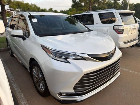Used 2022 Toyota Sienna Platinum FWD image 3