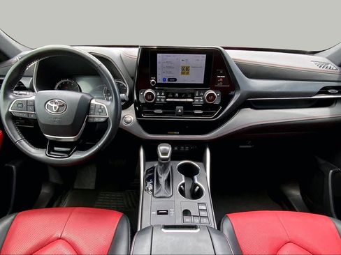 Used 2023 Toyota Highlander XSE FWD image 16