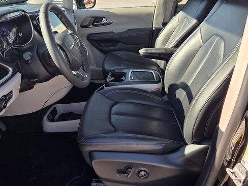 Used 2024 Chrysler Pacifica Touring-L image 9