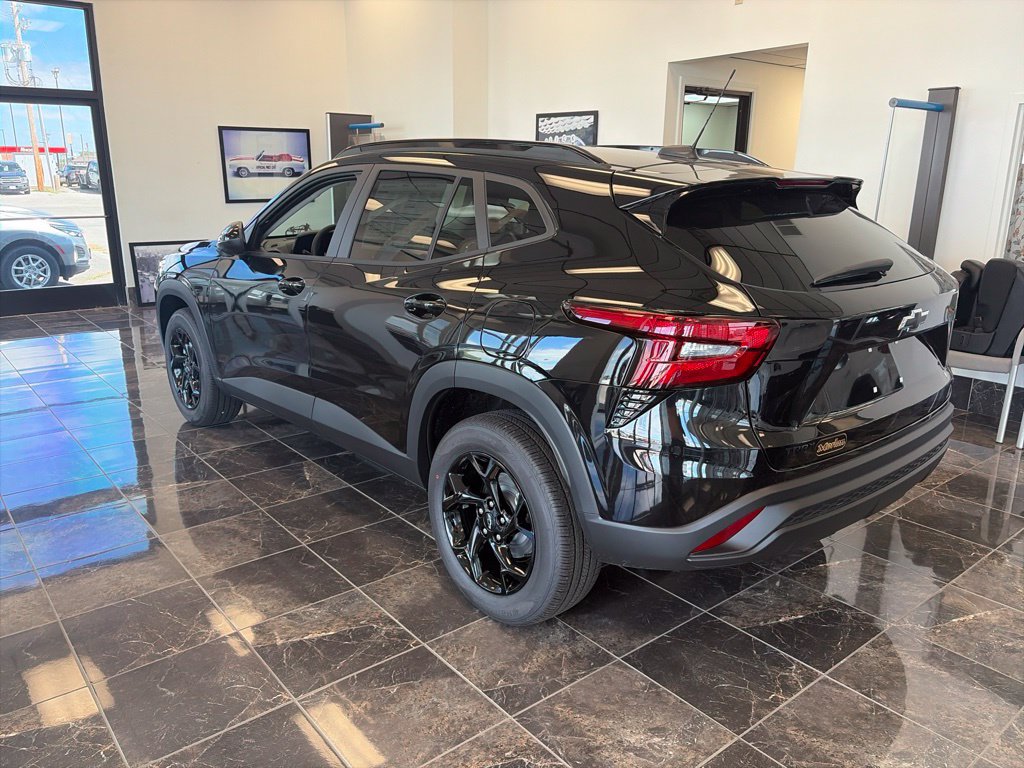 New 2026 Chevrolet Trax LT w/ Midnight Edition FWD image 3