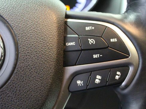 Used 2018 Jeep Grand Cherokee Limited AWD/4WD image 10