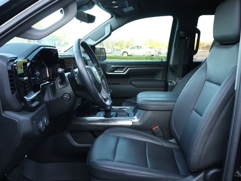 Used 2025 Chevrolet Silverado 1500 LTZ image 12