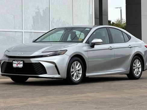 Used 2025 Toyota Camry LE image 8