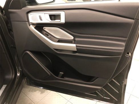 Used 2023 Ford Explorer Limited w/ Limited Technology Package image 36