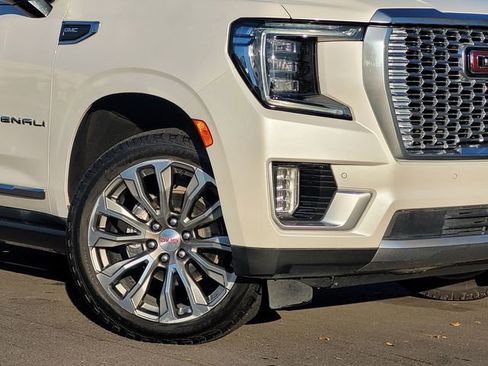 Used 2021 GMC Yukon XL Denali w/ Denali Premium Package image 3