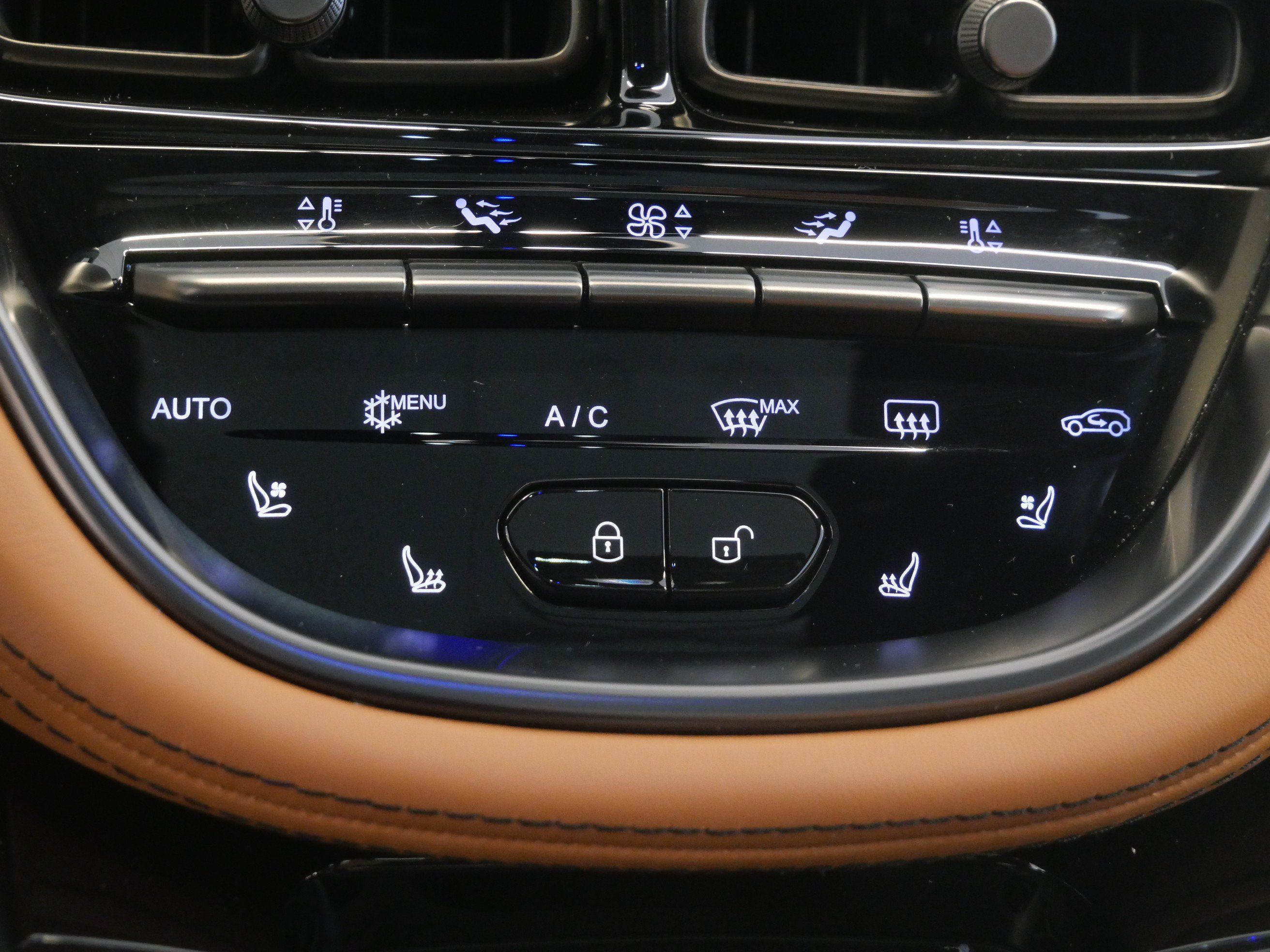 Used 2023 Aston Martin DBX AWD/4WD image 34