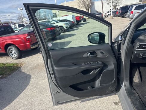 Used 2025 Chrysler Pacifica Select image 6