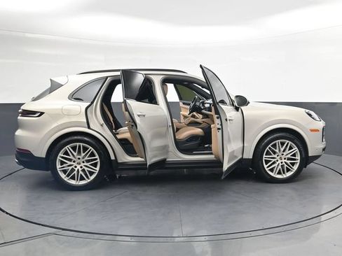 Used 2025 Porsche Cayenne AWD/4WD image 44