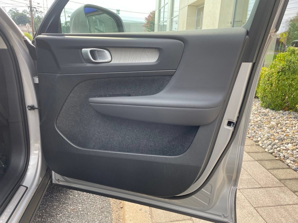 Used 2025 Volvo XC40 B5 Plus AWD/4WD image 15