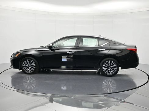 Used 2025 Nissan Altima 2.5 SV FWD image 8