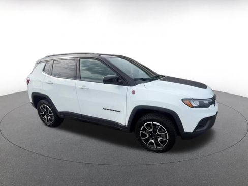 Used 2025 Jeep Compass Trailhawk AWD/4WD image 2