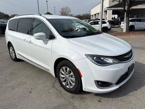 Used 2019 Chrysler Pacifica Touring-L FWD image 3
