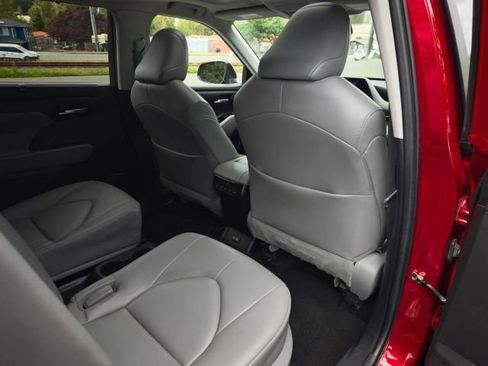 Used 2023 Toyota Highlander XLE FWD image 42