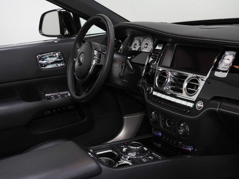 Used 2019 Rolls-Royce Dawn RWD image 32
