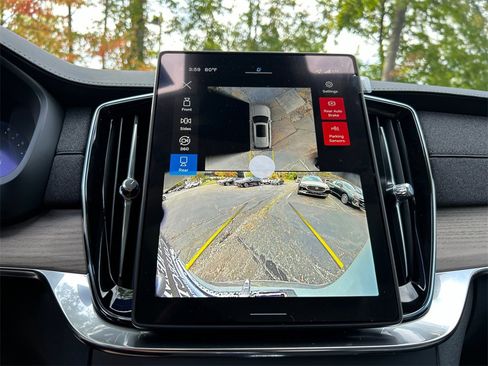 New 2026 Volvo XC90 B6 Plus w/ Protection Package Premier image 17