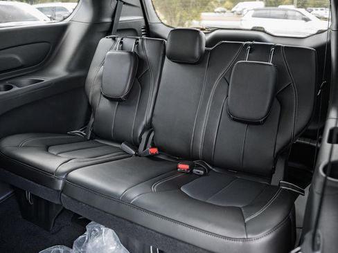 New 2025 Chrysler Pacifica Select image 31