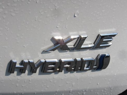Used 2023 Toyota Sienna XLE w/ XLE Plus Package AWD/4WD image 9