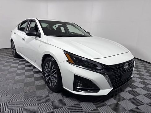 Used 2025 Nissan Altima 2.5 SV image 9