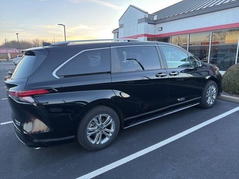 Certified 2023 Toyota Sienna Platinum image 17