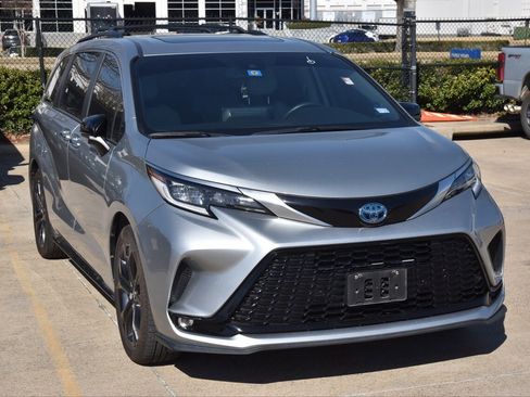 Used 2023 Toyota Sienna XSE w/ XSE Plus Package image 4